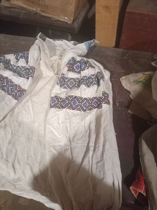 Продам старовинні речі, полотно з натурального льону хустки, сорочки,