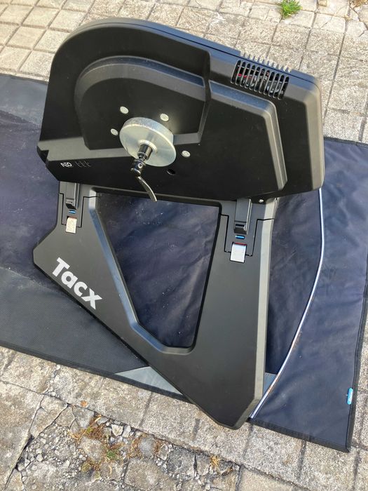 Rolo de bicicleta Tacx Neo Smart, com tapete e apoio de roda, cepo SRAM novo