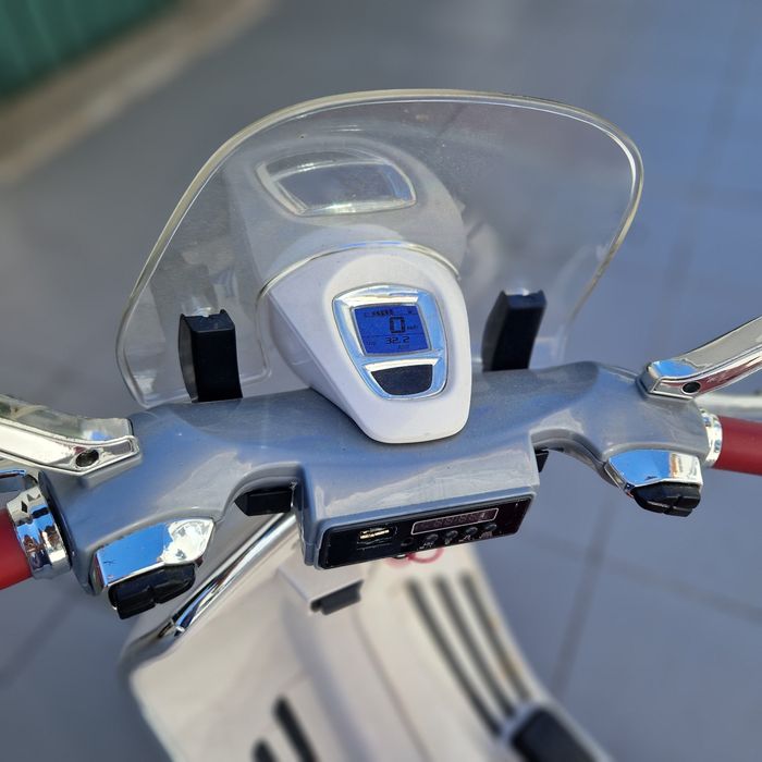 Vespa elétrica de criança
