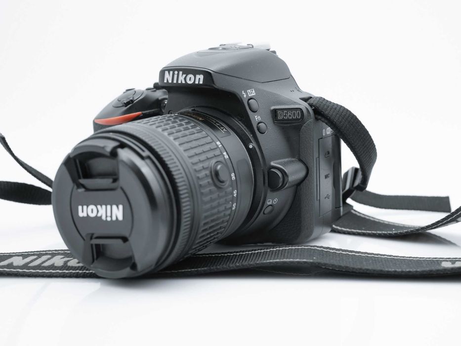 Câmara fotográfica Nikon D5600 + 18-55mm VR – Excelente estado