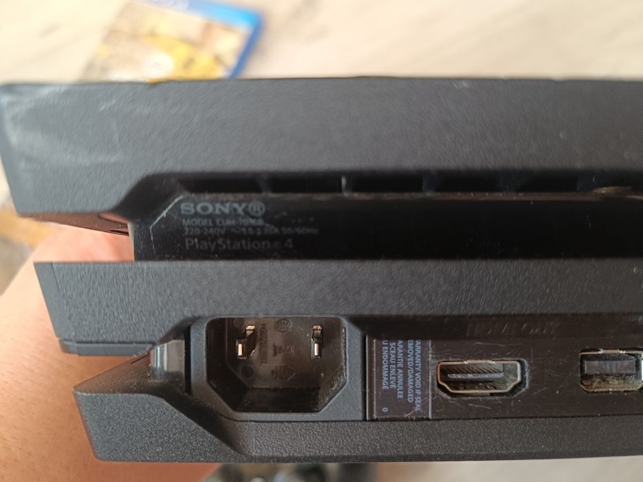 Konsola Ps4 Pro 1tb pad bezprzewodowy 2 gry