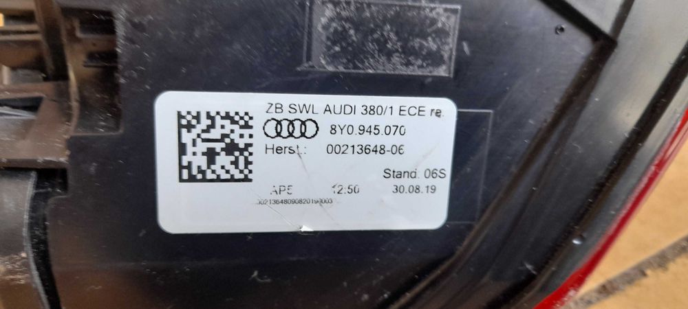 AUDI A3 8Y lampa prawa tył w błotnik 8Y0.945070