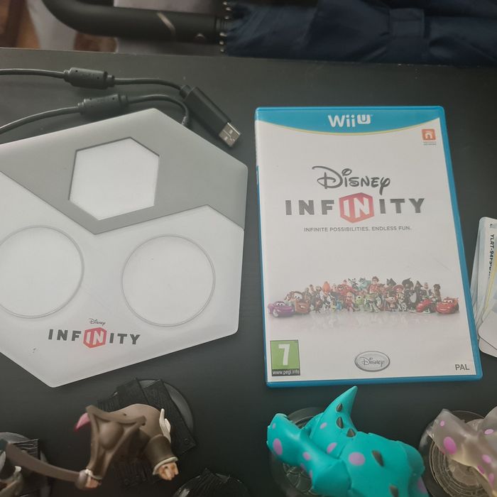 Jogo wii u  infinity com várias figuras e base.