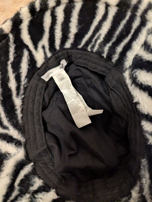 Kapelusz zimowy biało czarny z Sinsay czapka