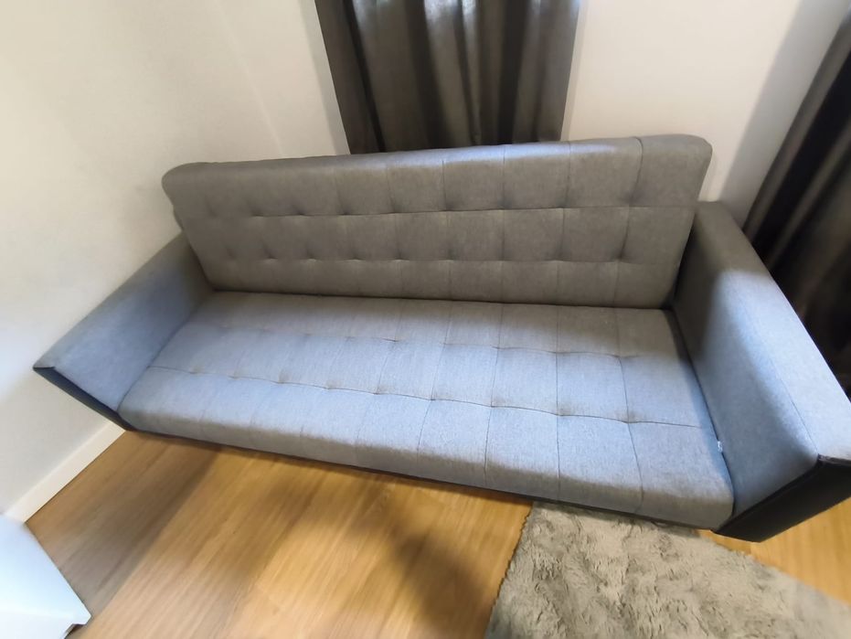 Sofás,cadeiras altas, máquina de café, máquina de gelados