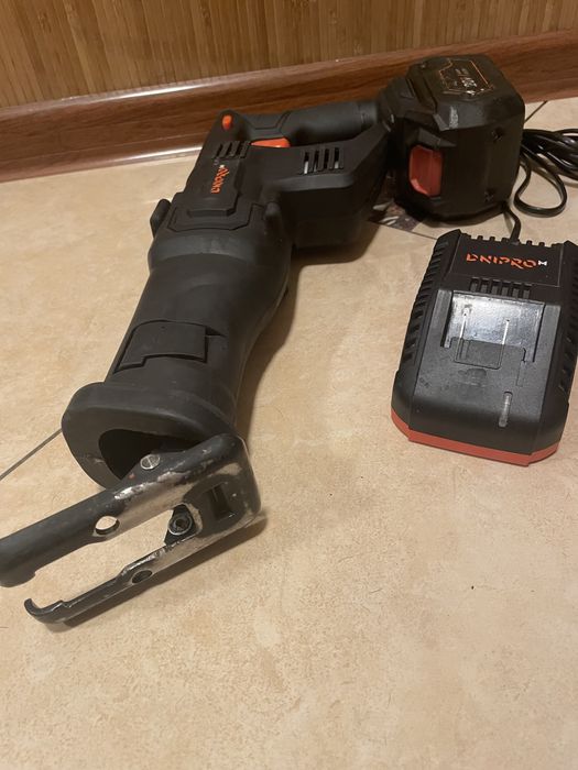 Акумуляторна шабельна пила Dnipro-M DRS-200