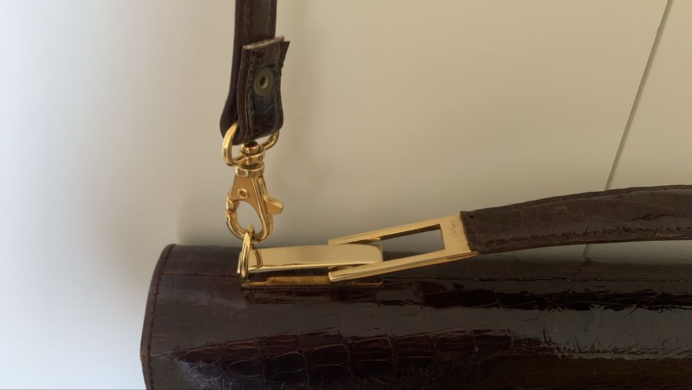 Mala tiracolo bordeaux em pele