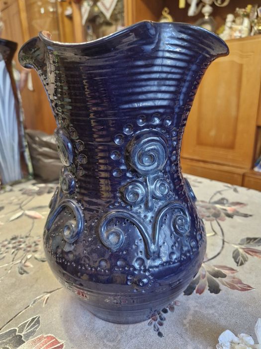 Ваза керамічна з рельєфним декором, темно-фіолетового кольору, глянсев