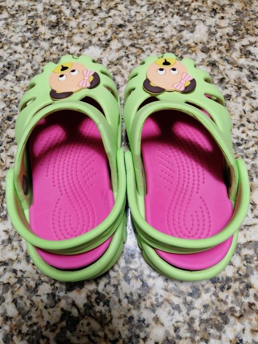 Crocs para menina tamanho 26 em ótimo estado