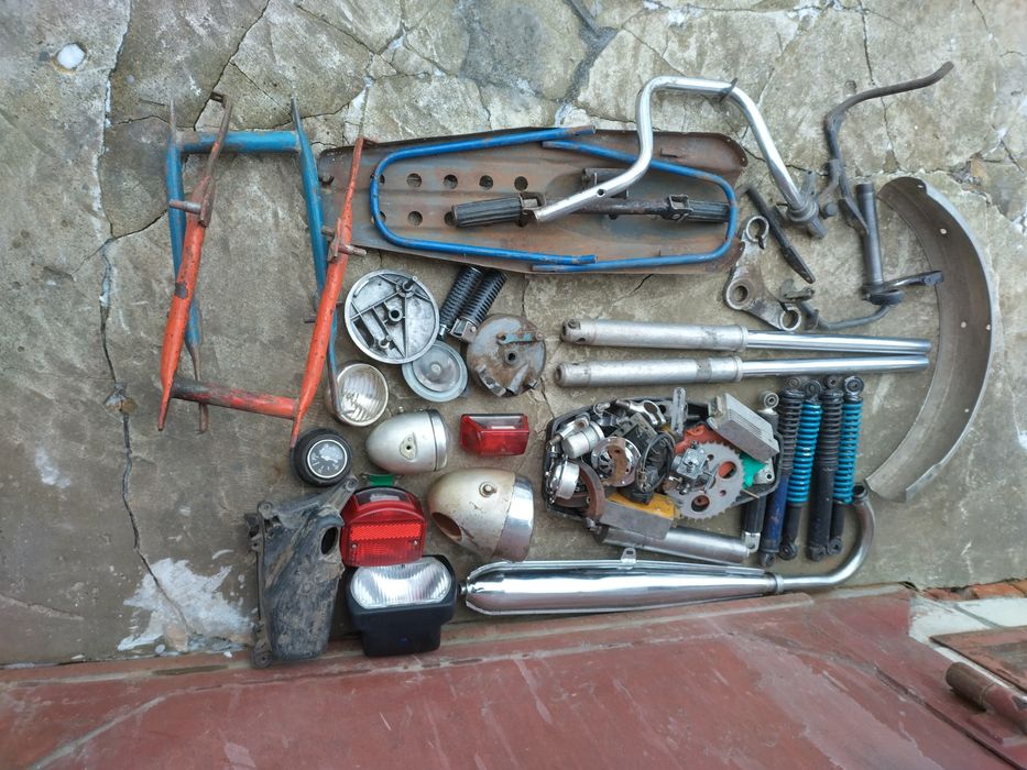 Залишки мопедів часів СРСР.