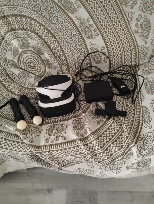Vende-se PS4 com VR  e comandos tudo em bom estado...