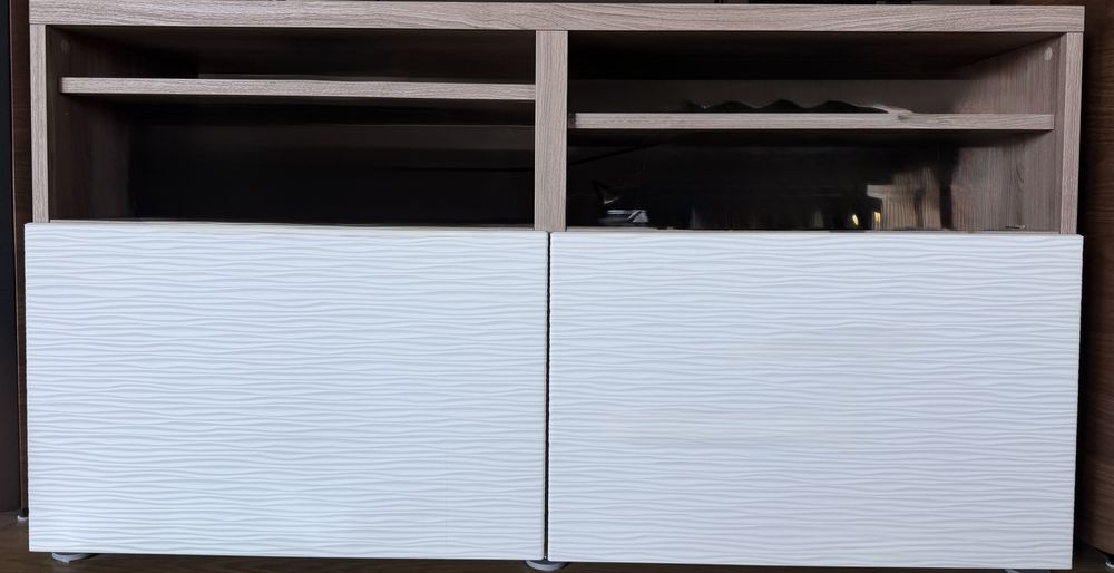 Movel MALM efeito madeira com portas brancas