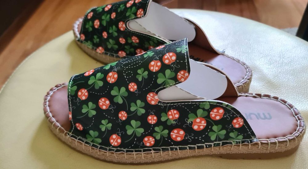 Klapki MUMKA rozmiar 37 , czarne w koniczynki i biedronki