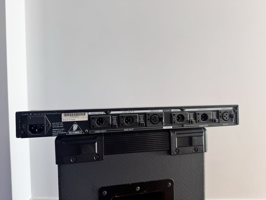 Crossover Behringer CX 2300