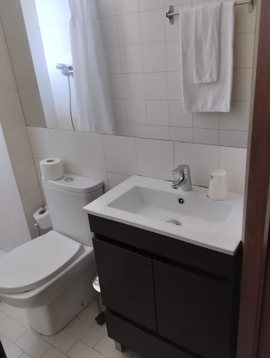 Alugo quarto com casa de banho privada.