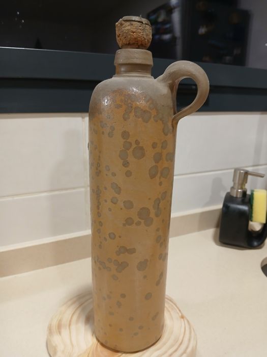 Garrafa Antiga com a Marca Âncora