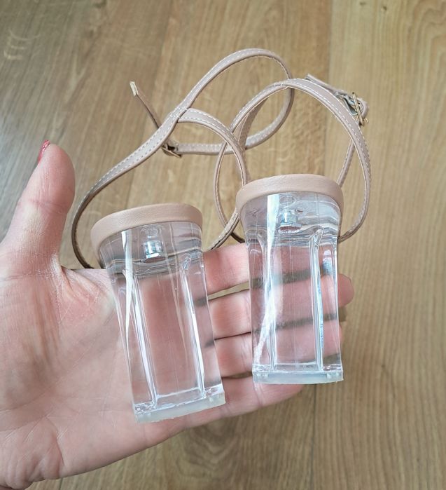 Бежевые женские босоножки на прозрачном каблуке с завязками