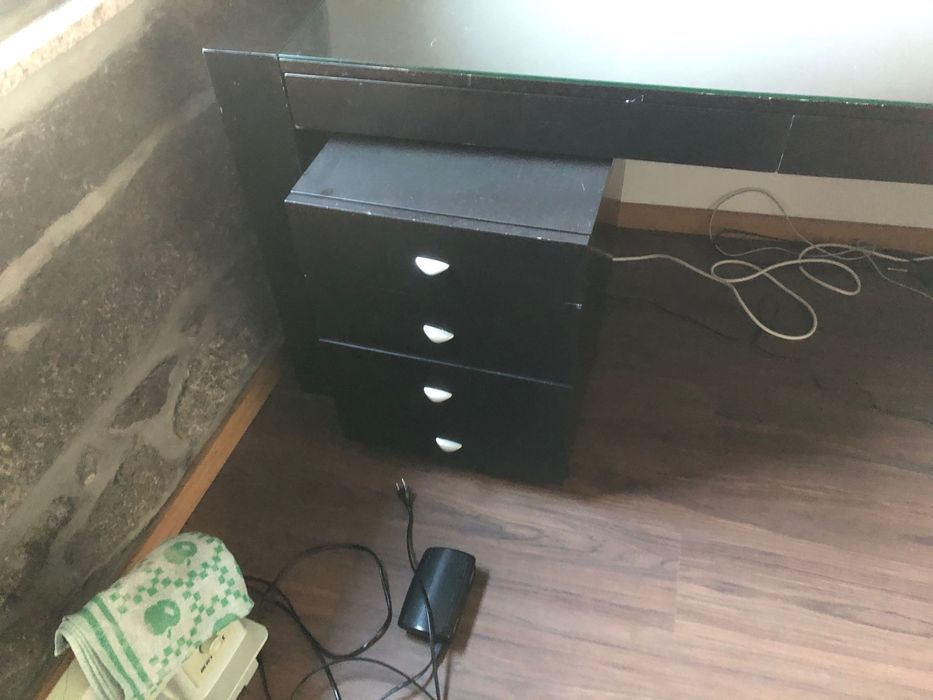 Secretária em laminado mogno com tampo de vidro