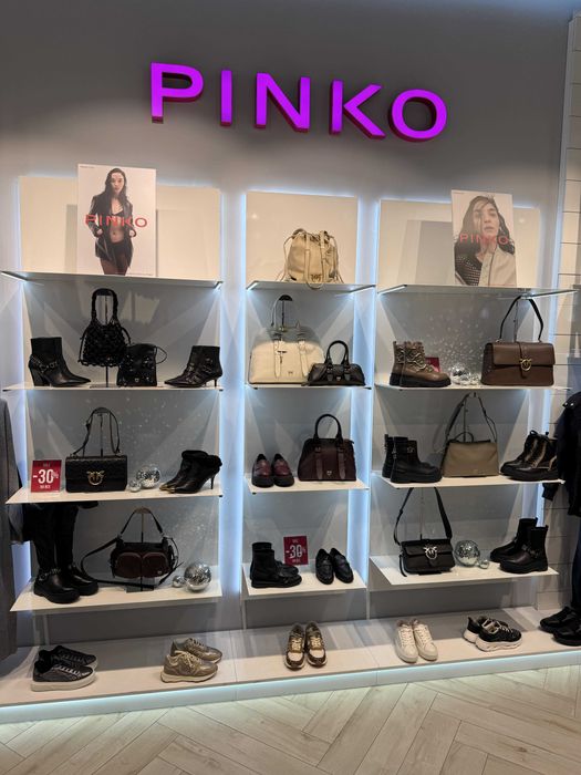 Меблі для магазину одягу