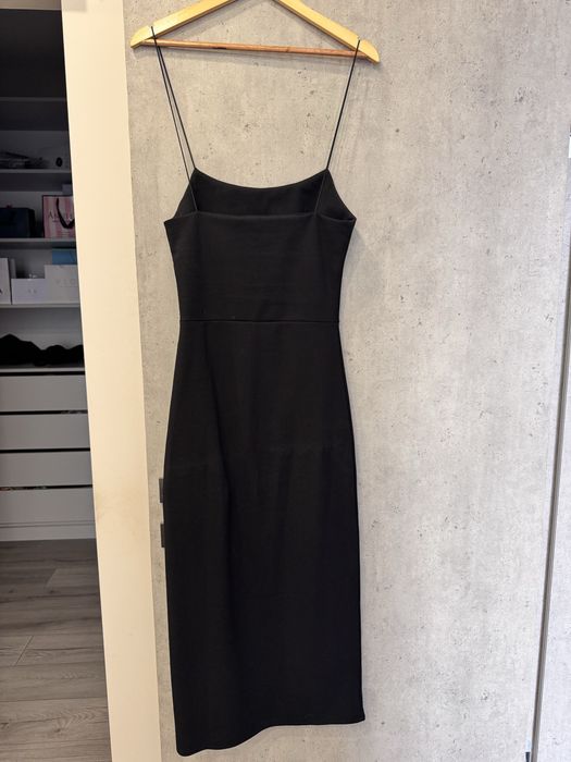 Сукня з вирізом.