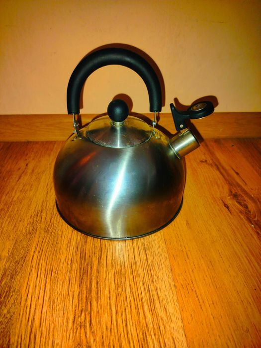 Czajnik stalowy z gwizdkiem – klasyczny, używany