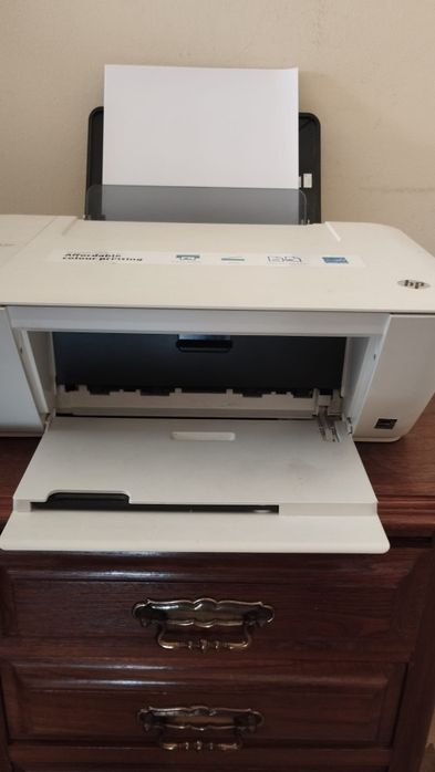Impressora HP Deskjet 1510 a funcionar.