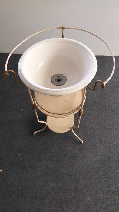 lavatório antigo em metal com bacia em cerâmica original