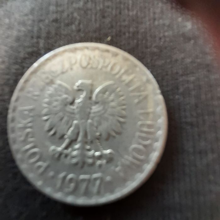 Sprzedam    1zł   z 1977roku.