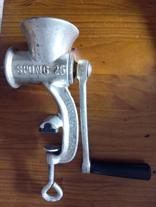 Máquina de picar carne antiga