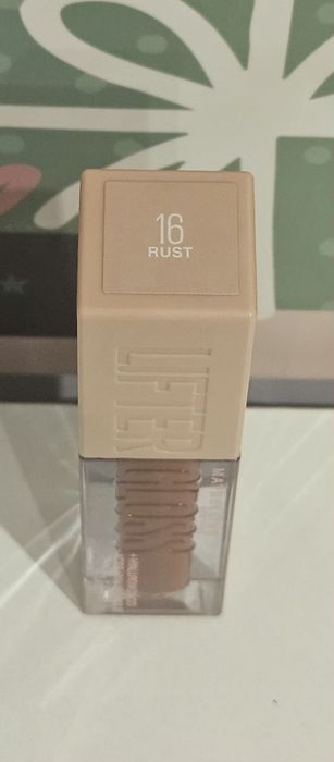 Błyszczyk  do ust firmy Maybelline.