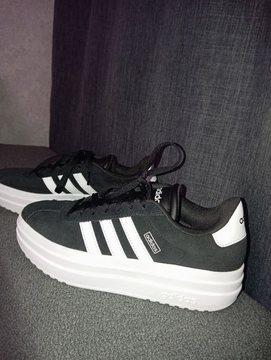 Чорні жіночі кросівки Adidas VL Court Bold на високій платформі.