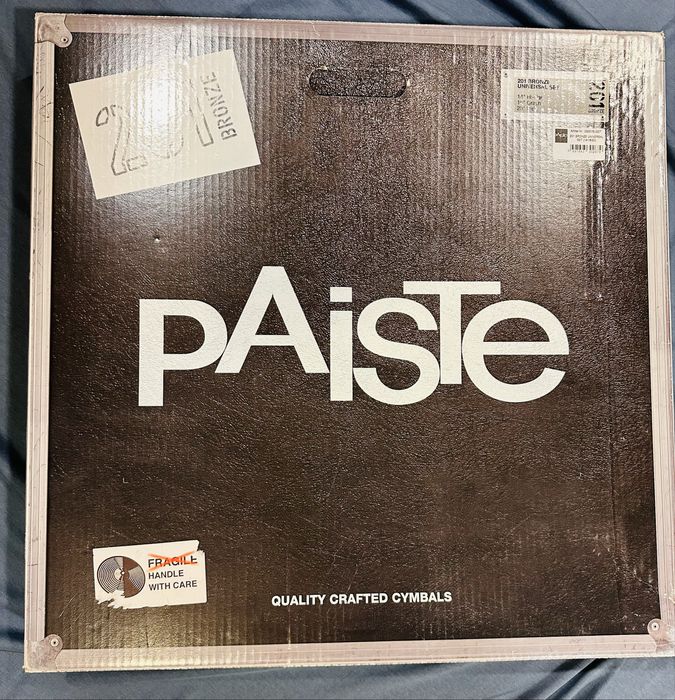 Pratos Paiste 201. Set Ride 20, crash 16, hi hat 14.