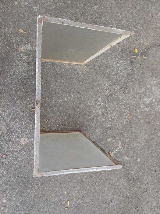 Boca de chaminé de fogão, em ferro e vidro.