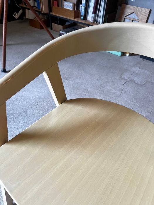 Cadeira em faia com braços - 16 Unid