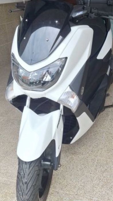 Moto Nmax  YAMAHA Blanca