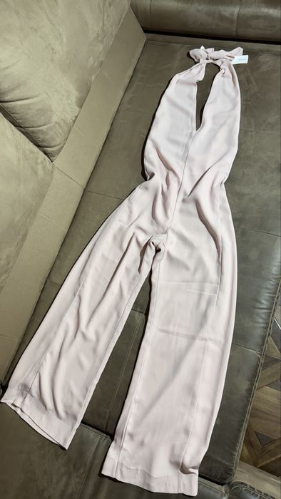 Жіночий рожевий комбінезон з відкритою спиною та зав’язкою на шиї