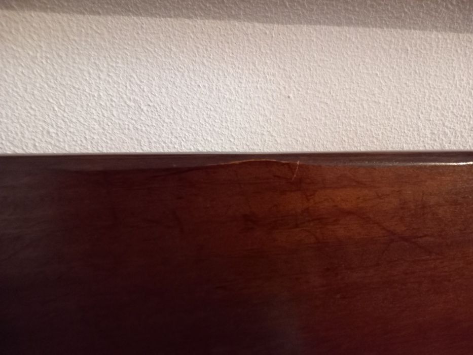 Cama de corpo e meio, em Madeira maciça