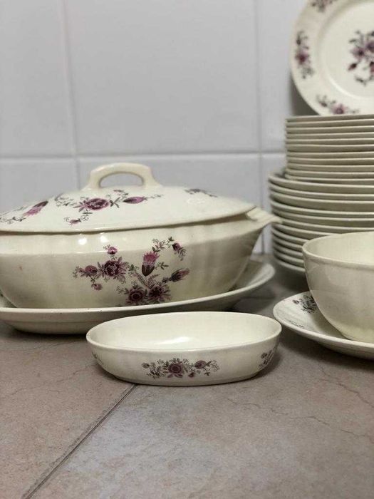 Conjunto de louça de mesa de Sacavém438554922949683203