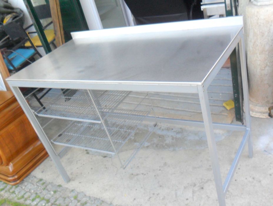 Bancada inox com prateleiras em rede