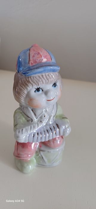 Menino musical em biblo