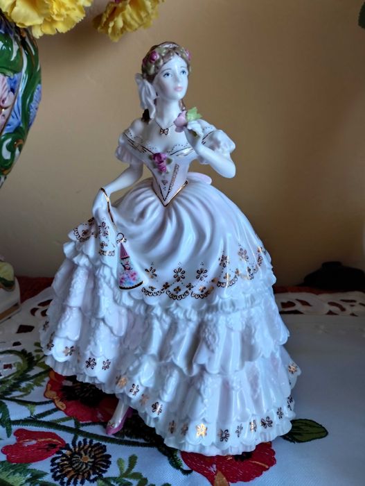 Dama porcelanowa Total Worcester The Fairest Rose 23 cm