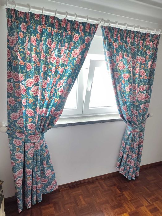 Conjunto cortinados e colcha de cama