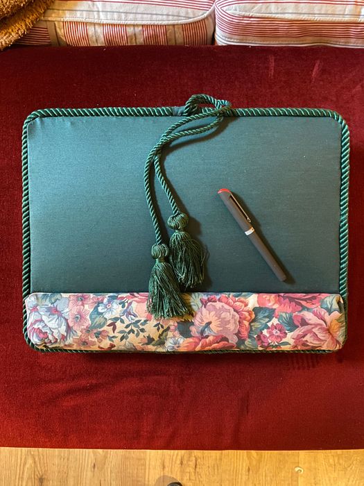 Mesa de colo almofadada