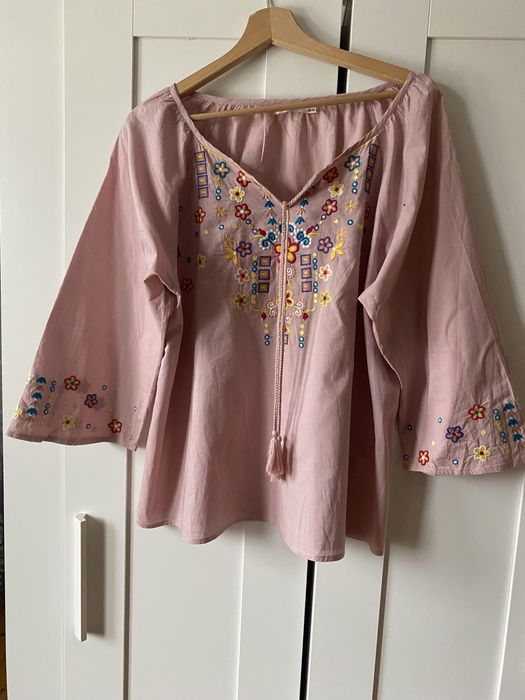 Pudrowa haftowana kwiatami romantyczna boho bluzka 44/46 plus size