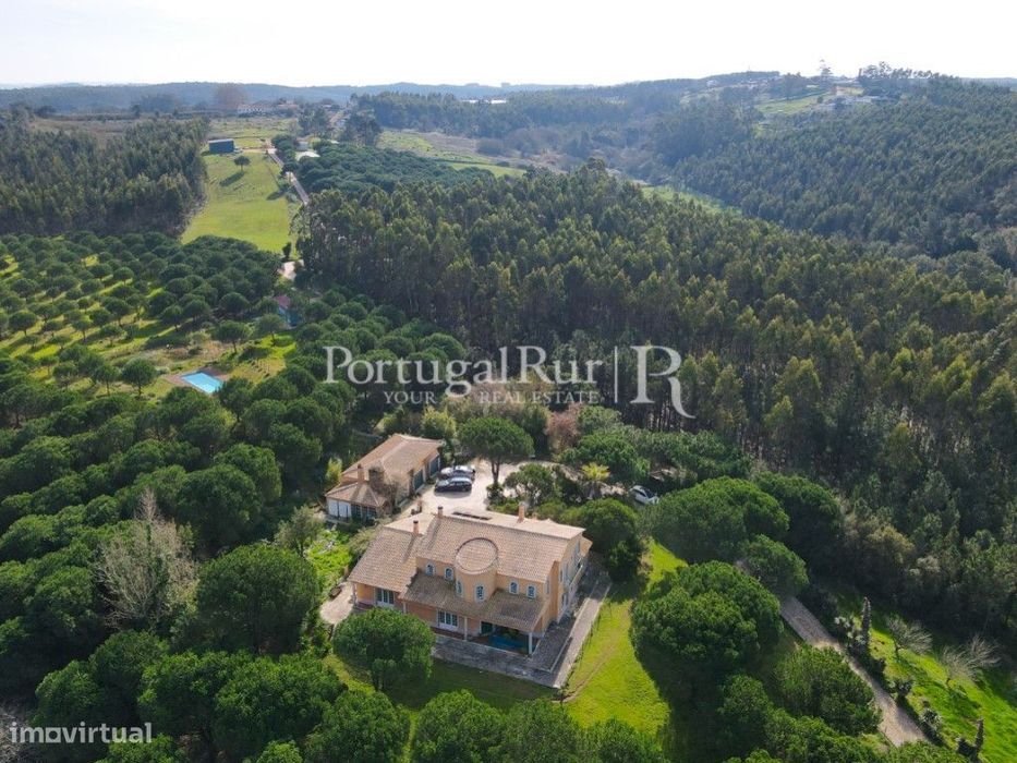 Quinta com 16 ha e moradia a 15 min. das praias