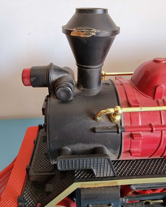 Comboio vermelho, preto e dourado