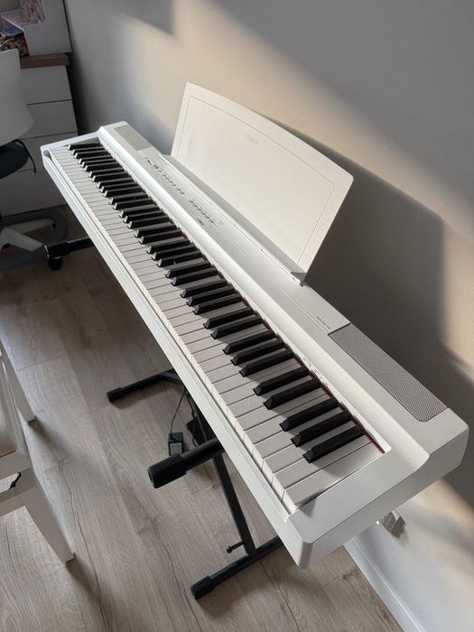 Yamaha P-125 – biała + stojak + pedał + krzesełko