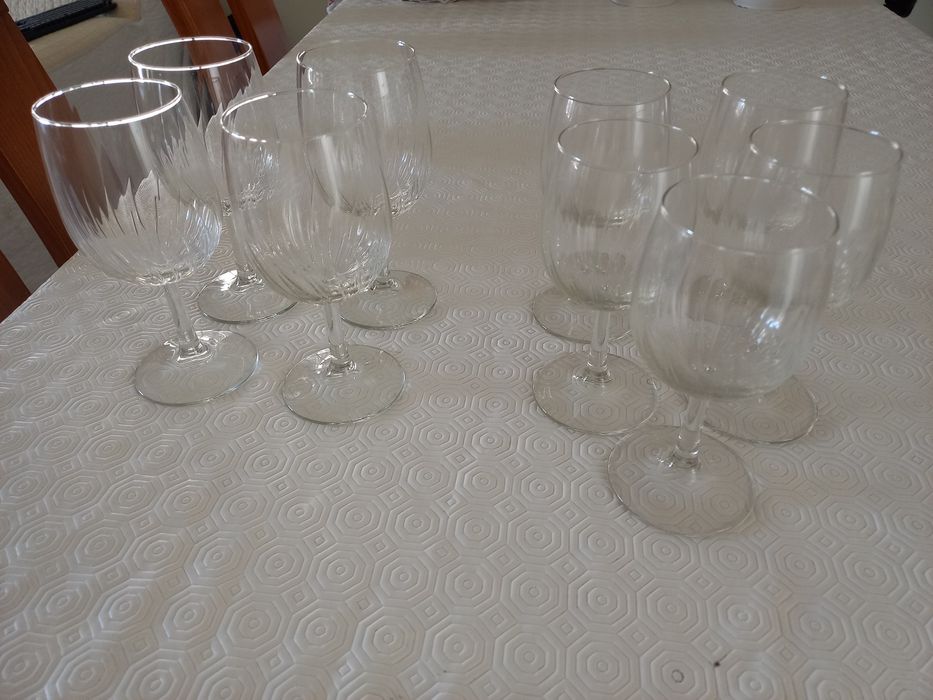 Copos de pé alto e taças de champanhe