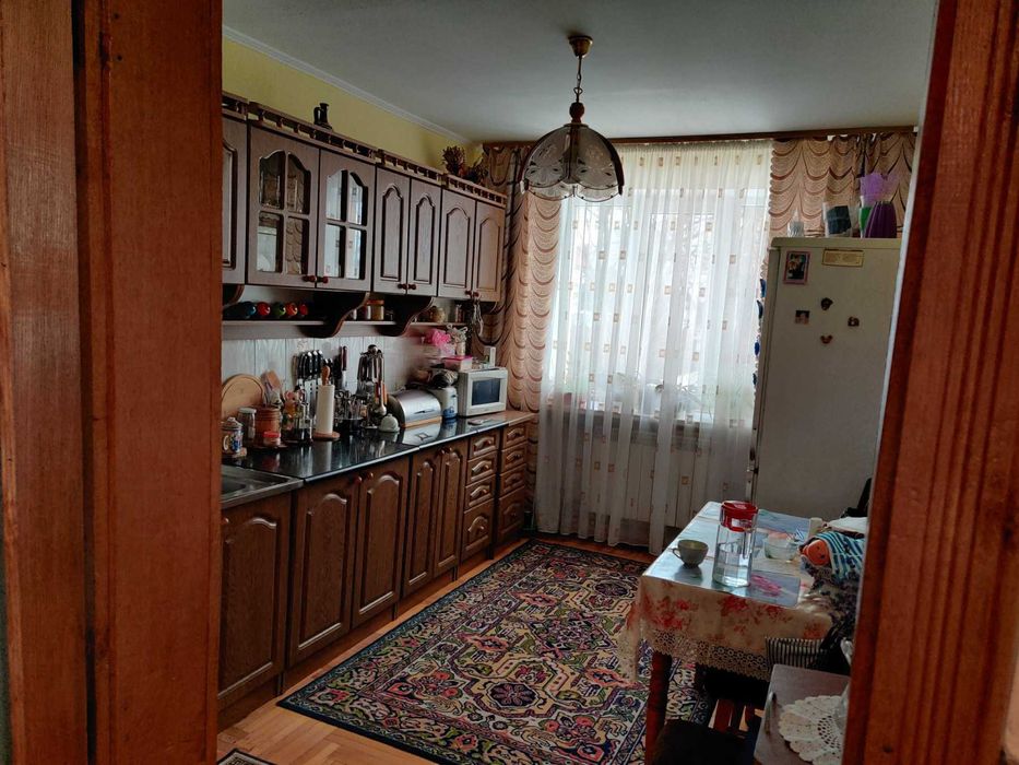 Продається двоповерховий капітальний будинок, район Роші