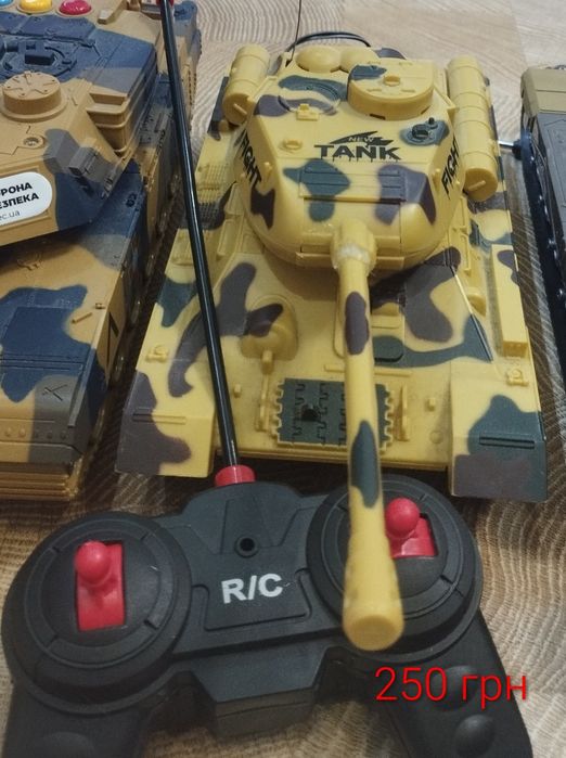 Танки, машинки, поні, вертоліт, жук на управліннні